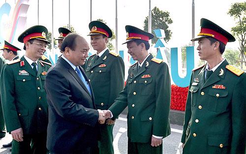 Thủ tướng Nguyễn Xuân Phúc chúc mừng lãnh đạo Viettel tại lễ kỷ niệm 10 năm Viettel đầu tư ra nước ngoài.