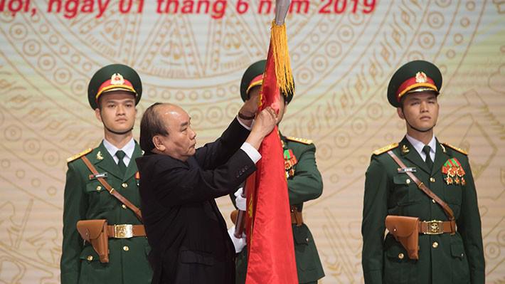 Thủ tướng Nguyễn Xuân Phúc trao Huân chương Độc lập hạng Nhất cho Tập đoàn Viettel - Ảnh: M.Chung.
