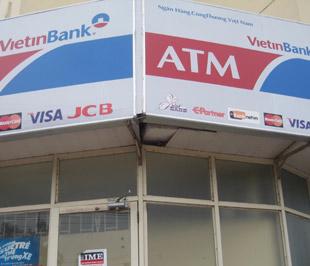 Trong năm 2008, VietinBank phát hành thêm 870 nghìn thẻ, đưa tổng số thẻ ATM đã phát hành lên gần 2 triệu thẻ, thu hút thêm 416 tỷ đồng tiền gửi - Lê Tâm.