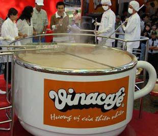 Bằng một kỷ lục thế giới mới về ly cà phê lớn nhất, Vinacafé đã thu hút sự chú ý của bạn bè quốc tế vào cà phê Việt Nam.