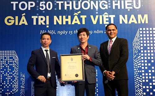 Đại diện&nbsp;Vinacafé Biên Hoà nhận giải thương hiệu có giá trị vô hình lớn nhất Việt Nam.