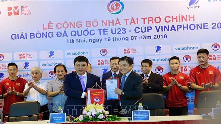 Lễ ký kết công bố nhà tài trợ Cup VinaPhone 2018 giữa Tập đoàn Bưu chính Viễn thông Việt Nam (VNPT) và Liên đoàn Bóng đá Việt Nam (VFF) trước đó, ngày 19/7/2018.