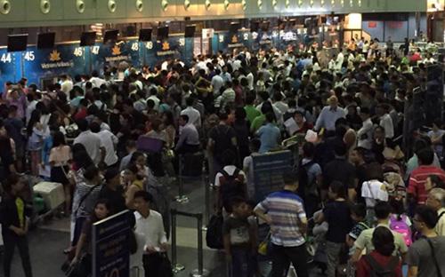 Vụ tin tặc tấn công vào mạng vào sân bay Nội Bài chiều 29/7 khiến, nhân viên hàng không phải làm thủ tục, xử lý bằng tay, khiến khách hàng bị ùn tắc tại sân bay - Ảnh: VnExpress.