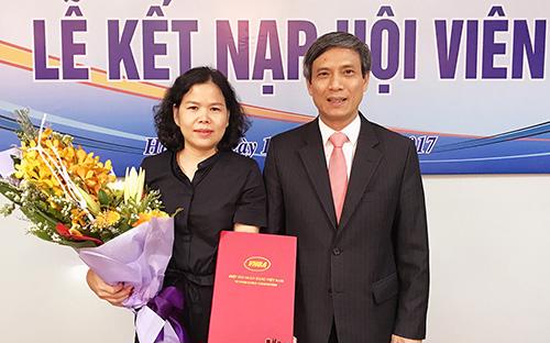 Bà Trương Cẩm Thanh, Giám đốc ZION nhận chứng nhận thành viên Hiệp hội Ngân hàng Việt Nam (VNBA) từ ông Nguyễn Toàn Thắng, Tổng thư ký VNBA.