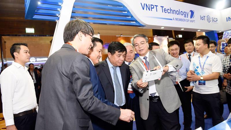 Chủ tịch VNPT Trần Mạnh Hùng giới thiệu với các quan khách những công nghệ mới của VNPT tại Triển lãm quốc tế Industry Summit 2018 tại Hà Nội - Ảnh: SGGP.