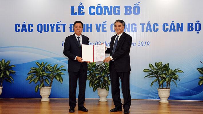 Ông Tô Dũng Thái (trái) nhận quyết định bổ nhiệm chức vụ Chủ tịch VNPT-VinaPhone từ Chủ tịch VNPT Trần Mạnh Hùng.