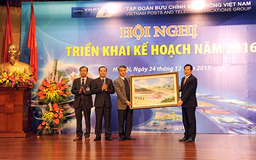 Chủ tịch VNPT Trần Mạnh Hùng nhận bức ảnh do Bộ trưởng Bộ Thông tin và Truyền thông Nguyễn Bắc Son (bên phải) trao tặng tại hội nghị triển khai kế hoạch năm 2016 của VNPT.<br>
