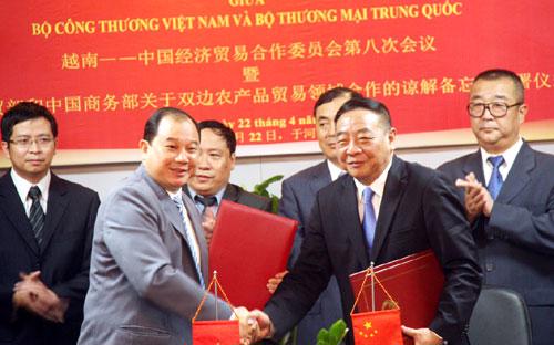 Đại diện Bộ Công Thương Việt Nam và Bộ Thương mại Trung Quốc ký bản ghi nhớ hợp tác ngày 22/4.<br>
