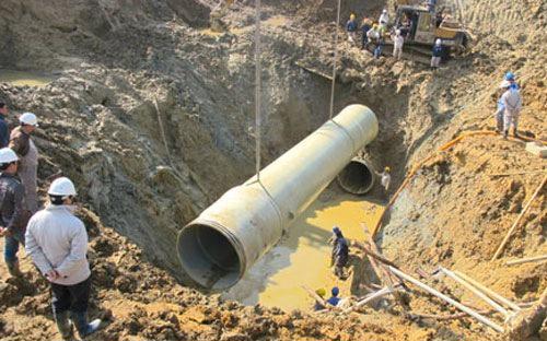 Đường ống nước sông Đà giai đoạn 1 đã bị vỡ hàng chục lần, trong đó có nguyên nhân được cho là dùng sản phẩm của một nhà thầu Trung Quốc cung cấp.<br>