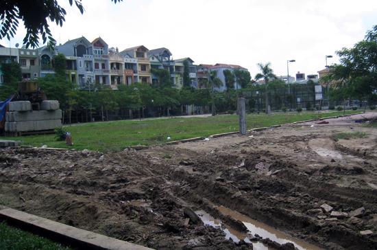 Khu đất CC1 vốn được phê duyệt là công viên cây xanh, nay đã được chủ đầu tư đào xới để xây câu lạc bộ.
