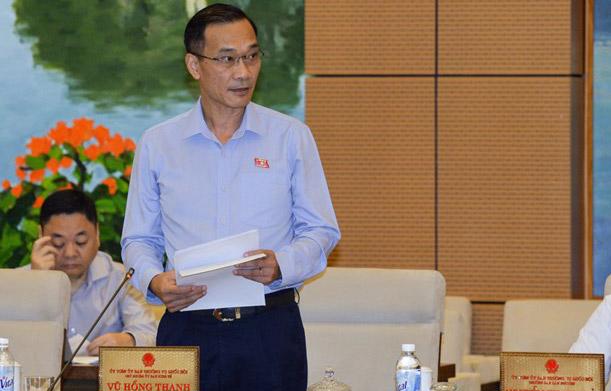 Chủ nhiệm Uỷ ban Kinh tế Vũ Hồng Thanh trình bày báo cáo thẩm tra sơ bộ.