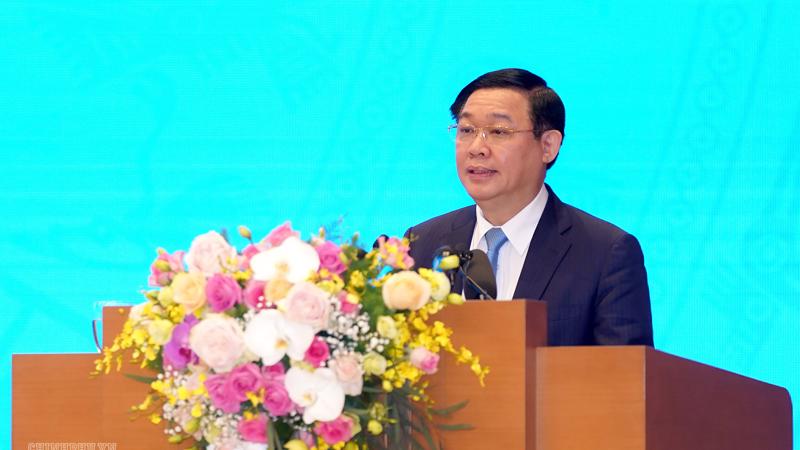 Phó thủ tướng Vương Đình Huệ trình bày báo cáo tại hội nghị - Ảnh: VGP 