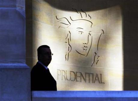 Một nhân viên an ninh đứng gác bên ngoài tòa nhà trụ sở của Prudential tại London, Anh, hôm 1/3 - Ảnh: Reuters.