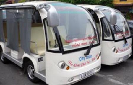 Hiện có 12 chiếc xe điện đang được hoạt động thí điểm đưa khách tham quan khu vực bờ hồ Hoàn Kiếm.