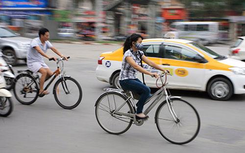 Phương tiện xe đạp hiện đang "yếu thế" hơn so với các phương tiện khác như xe máy, ôtô trên đường phố Hà Nội.<br>