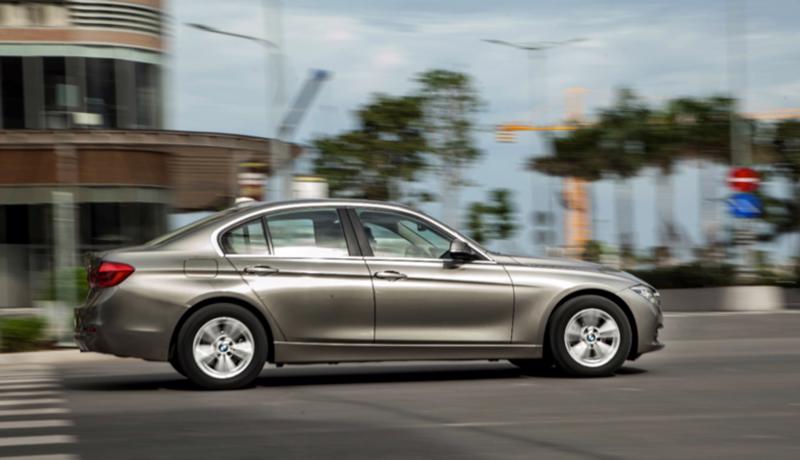 <span style="font-family: 'Times New Roman'; font-size: 15px;">Nhà phân phối BMW 320i cho biết, từ nay đến hết 31/3/2017, khách hàng mua xe BMW 3 Series sẽ được tặng gói 3 năm bảo hành, 3 năm bảo dưỡng.</span>
