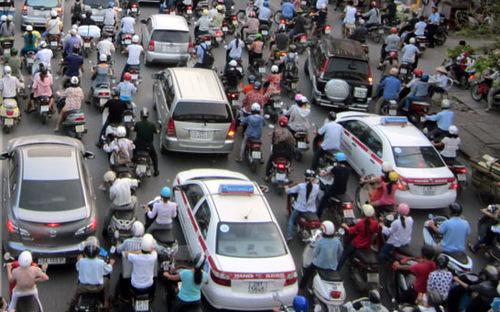 Trên địa bàn Thủ đô có gần 5,9 triệu phương tiện giao thông đang hoạt động, trong đó hơn 596.000 ôtô, còn lại chủ yếu là xe máy.