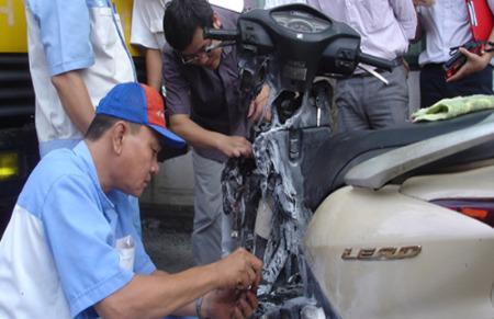 Chuyên gia của Honda Việt Nam đã phân tích hiện trường nhưng vẫn chưa thể đưa ra kết luận về nguyên nhân gây cháy xe - Ảnh: Tuổi trẻ.