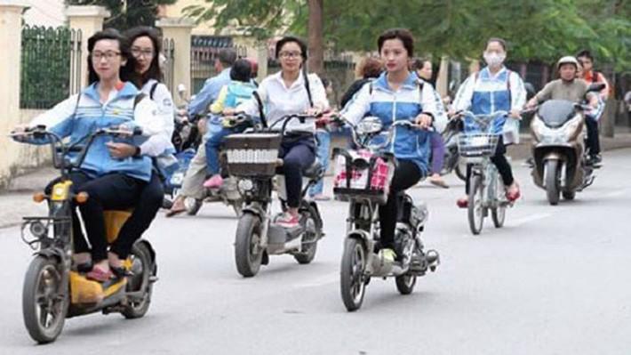 Những năm gần đây, xe đạp điện trở thành phương tiện phổ biến của học sinh phổ thông cho đến người lớn tuổi ở các thành phố. 