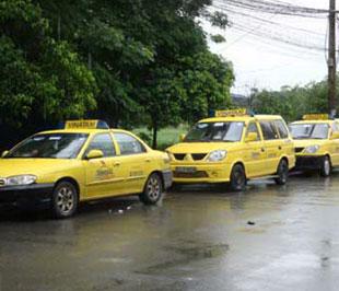 Hiện các công ty taxi vẫn đang “nhìn nhau” trước khi áp dụng mức giá mới.