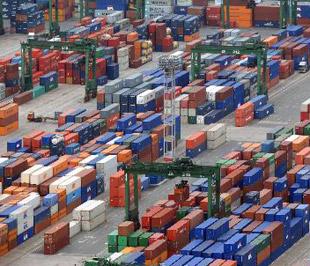 Theo số liệu của WTO, kim ngạch xuất khẩu nửa đầu năm 2009 của Trung Quốc đạt mức 521,7 tỷ USD, so với mức 521,6 tỷ USD của Đức - Ảnh: Bloomberg.
