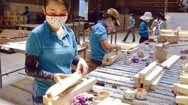 Hiện Việt Nam có đến 4.500 doanh nghiệp chế biến gỗ và lâm sản. Ảnh minh họa.