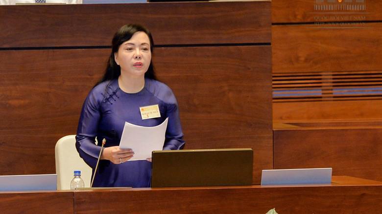 Bộ trưởng Bộ Y tế Nguyễn Thị Kim Tiến trình Quốc hội dự án Luật Phòng chống tác hại của rượu, bia.