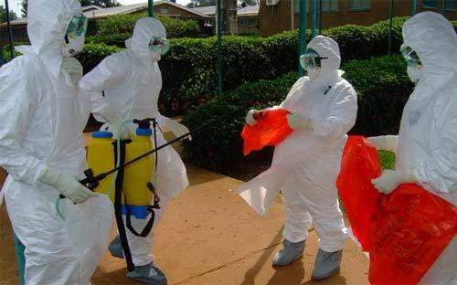 Nhân viên WHO trong trang phục bảo hiểm chuẩn bị vào bệnh viện Kagadi ở Uganda, nơi bệnh sốt Ebola bùng phát - Ảnh: TTXVN.<br>