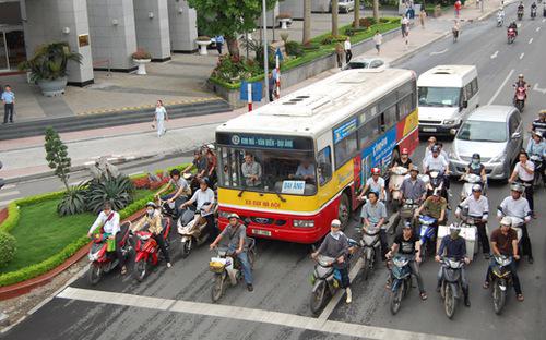 Gần đây, nhiều tỉnh thành đã nêu quan điểm muốn bỏ thu phí đường bộ đối với xe 
máy, trong đó có Hà Nội, Tp.HCM, Đà Nẵng, Khánh Hoà, Quảng Trị.