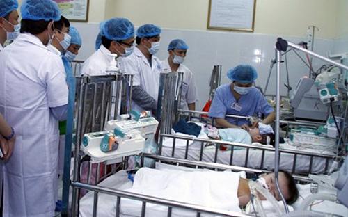 Phó thủ tướng Vũ Đức Đam (thứ tư từ phải qua), kiểm tra công tác điều trị bệnh nhi nhiễm sởi tại Bệnh viện Nhi Trung ương, chiều 15/4 - Ảnh: VGP/Đình Nam.