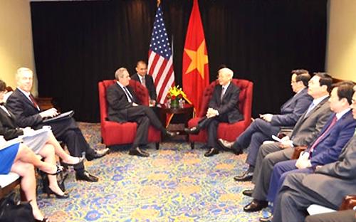 Tổng bí thư khẳng định với Đại diện Thương mại Micheal Froman, Việt Nam đã và đang thể hiện cam kết của mình với tiến trình đàm phán TPP và sẽ chủ động, tích cực phối hợp với Hoa Kỳ và các nước để thúc đẩy việc sớm kết thúc đàm phán - Ảnh: QĐND.<br>
