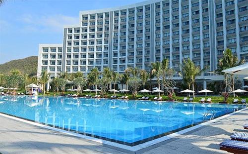 Vinpearl Premium Nha Trang Bay là khu nghỉ dưỡng thứ 3 trên đảo Hòn Tre, bao gồm: phần 1 là khu khách sạn với 504 phòng; phần 2 là các biệt thự 5 sao với hơn 450 phòng ngủ, cùng hệ thống bể bơi hiện đại, chuỗi nhà hàng-bar và spa đẳng cấp…