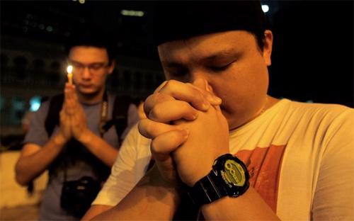 Cầu nguyện cho hành khách trên chuyến bay mất tích, tại sân bay Kuala Lumpur (Malaysia) - Ảnh: AP.<br>