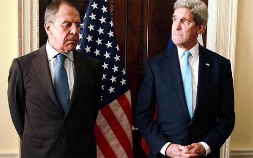 Vẻ mặt tư lự của hai ngoại trưởng Nga - Mỹ, sau cuộc gặp tại Paris (Pháp) hôm 30/3 để bàn về tình hình Ukraine. Cuộc gặp này không mang đến một kết quả đáng kể nào - Ảnh: Reuters.<br>