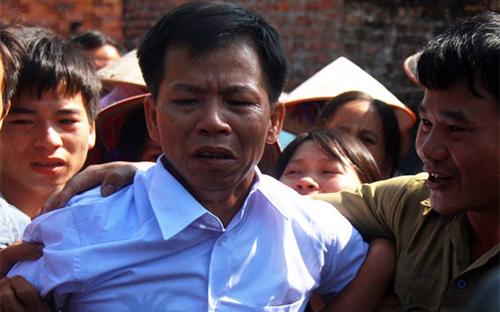 Ông Nguyễn Thanh Chấn (giữa) đoàn tụ cùng gia đình sau 10 năm tù oan, cuối năm 2013.<br>