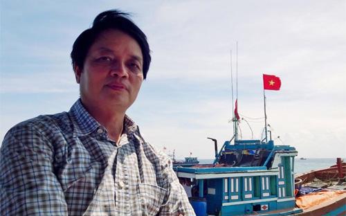 Ông Nguyễn Đức Hưởng tại bến tàu Lý Sơn.