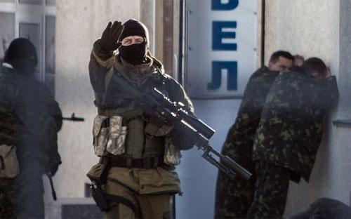 Lực lượng vũ trang không rõ danh tính vẫn đang hiện diện trên lãnh thổ Ukraine - Ảnh: Reuters.<br>