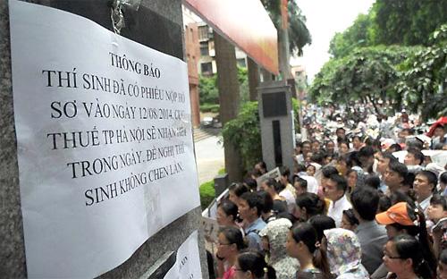 Hàng trăm người xếp hàng trước Cục Thuế Hà Nội để nộp hồ sơ thi tuyển công chức, trung tuần tháng 8 vừa qua - Ảnh: Khampha.<br>