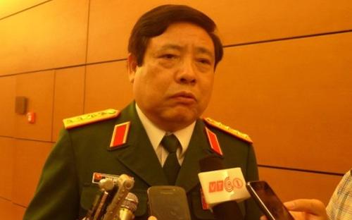 Bộ trưởng Bộ Quốc phòng Phùng Quang Thanh trả lời báo chí bên hành lang Quốc hội - Ảnh: NLĐ.<br>
