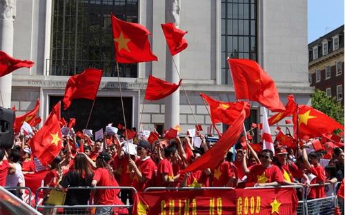 Gần 1.000 người biểu tình trước Đại sứ quán Trung Quốc tại London, Vương quốc Anh, đòi Trung Quốc rút ngay giàn khoan cùng các tàu hộ tống khỏi vùng biển Việt Nam - Ảnh: Đỗ Sinh/TTXVN.