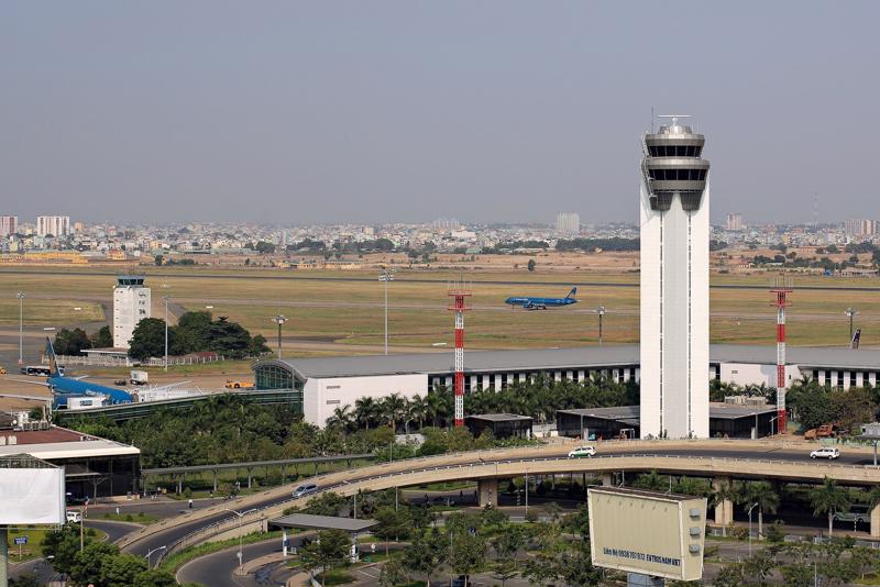 Hiện mỗi ngày sân bay Tân Sơn Nhất có gần 300 lượt máy bay cất/hạ cánh - Ảnh: GTVT.<br>