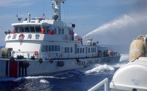 Tàu cảnh sát biển Trung Quốc tấn công tàu cảnh sát biển Việt Nam bằng vòi rồng, gần khu vực Trung Quốc hạ đặt trái phép giàn khoan Hải Dương 981 - Ảnh: VnExpress.<br>