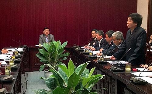 Ông Trần Văn Lục, nguyên Giám đốc&nbsp;Ban Quản lý dự án đường sắt, đang khẳng định không nhận hối lộ tại cuộc họp khẩn tại Bộ Giao thông Vận tải chiều 23/3 - Ảnh: GTVT.<br>