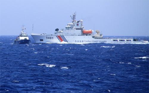 Tàu Trung Quốc (bên phải) tăng tốc tiến sát để đâm va tàu 4032 của cảnh sát biển Việt Nam - Ảnh: VnExpress.