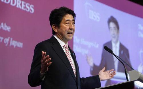 "Nhật Bản có ý định đóng một vai trò lớn hơn và chủ động hơn trong việc 
gìn giữ hòa bình ở châu Á và trên thế giới", ông Abe nói tại Đối thoại Shangri-La, tối 30/5 - Ảnh: Reuters.