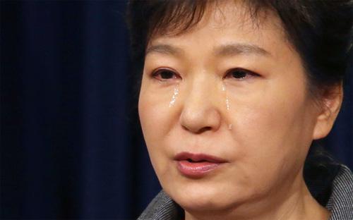 Tổng thống Hàn Quốc Park Geun-hye khóc khi nhận trách nhiệm trong thảm họa chìm phà Sewol - Ảnh: Reuters.<br>