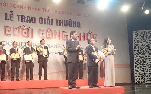Ông Võ Duy Khương, Phó chủ tịch UBND thành phố Đà Nẵng (đứng giữa) nhận giải thưởng "Nụ cười công chức thành phố Đà Nẵng 2014" - Ảnh: PA.