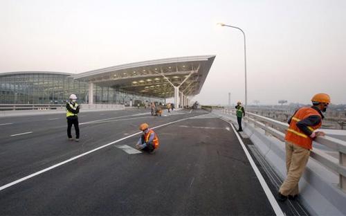 Phía trước nhà ga hàng không T2&nbsp; - công trình vừa đi vào hoạt động tại sân bay Nội Bài, Hà Nội - Ảnh: Reuters.<br>