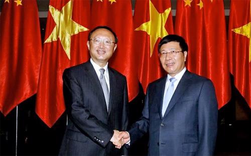 Ủy viên Quốc vụ Trung Quốc Dương Khiết Trì (trái) bắt tay Phó thủ tướng - Bộ trưởng Bộ Ngoại giao Phạm Bình Minh tại Hà Nội vào ngày 27/10/2014 - Ảnh: AP.<br>