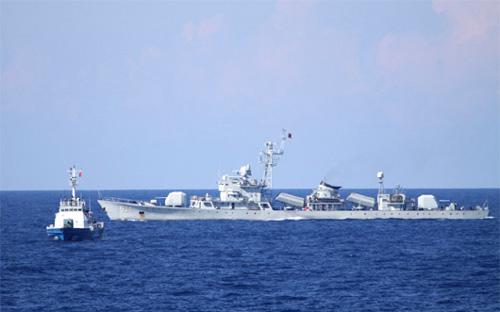 Tàu hộ vệ tên lửa của Trung Quốc gần khu vực hạ đặt trái phép giàn khoan Hải Dương 981.<br>